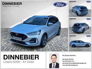Schräge Frontansicht auf einen Ford Focus , freigestellt