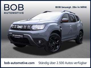 Schräge Frontansicht auf einen Dacia Duster , freigestellt