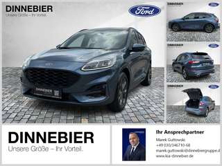 Schräge Frontansicht auf einen Ford Kuga , freigestellt