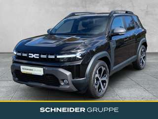 Schräge Frontansicht auf einen Dacia Duster , freigestellt
