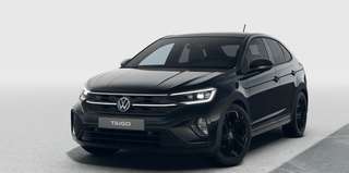 Schräge Frontansicht auf einen Volkswagen Taigo , freigestellt