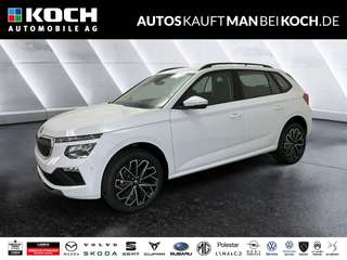 Schräge Frontansicht auf einen Skoda Kamiq , freigestellt