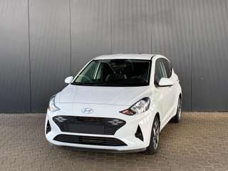 Schräge Frontansicht auf einen Hyundai i10 , freigestellt