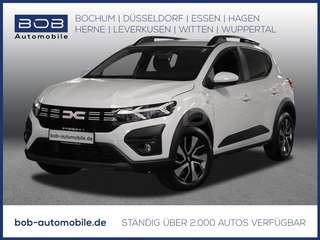 Schräge Frontansicht auf einen Dacia Sandero , freigestellt