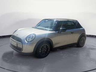 Schräge Frontansicht auf einen MINI COOPER , freigestellt