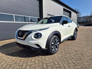 Schräge Frontansicht auf einen Nissan JUKE , freigestellt