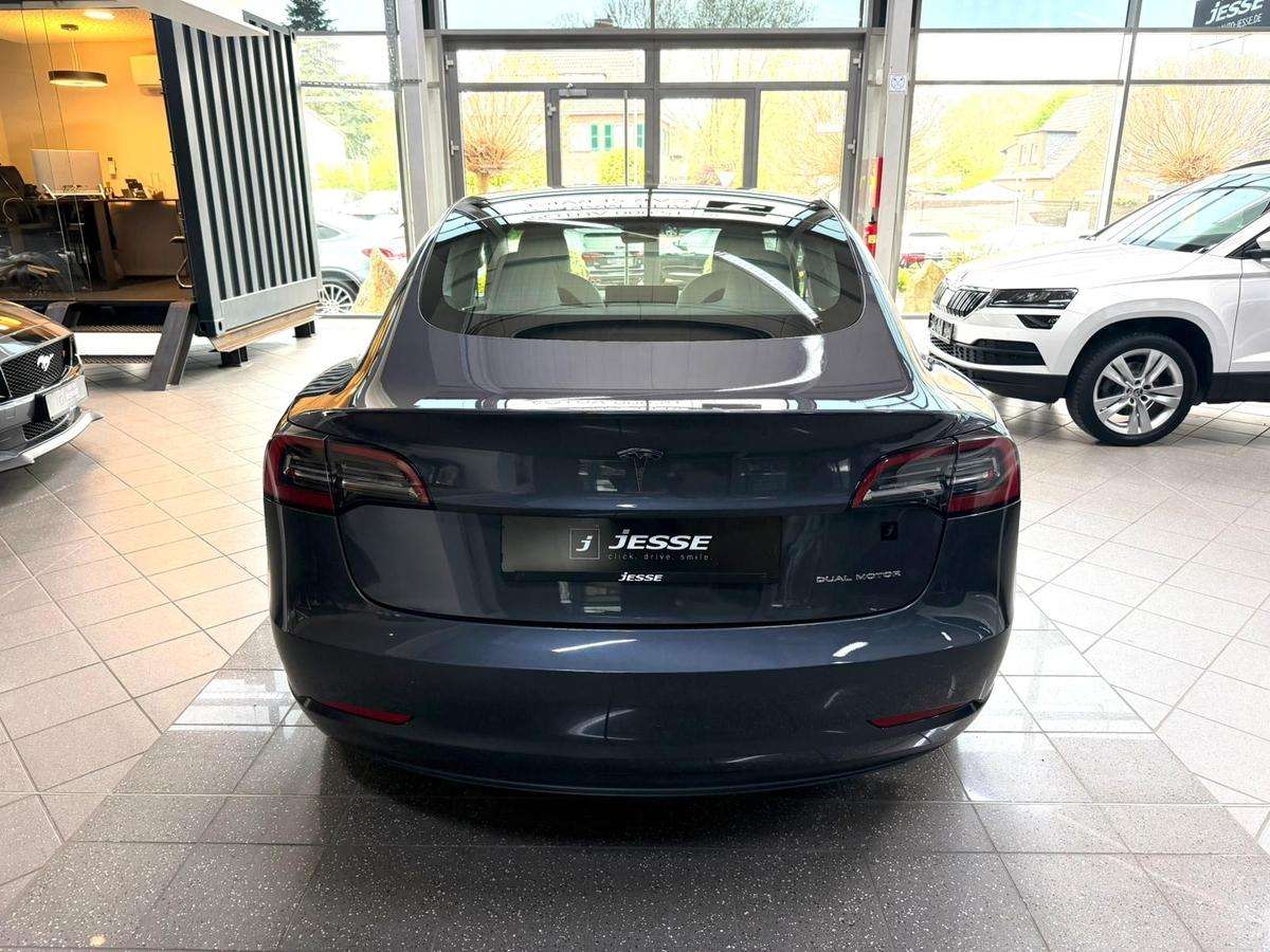 Fahrzeugbild eines TESLA Model 3