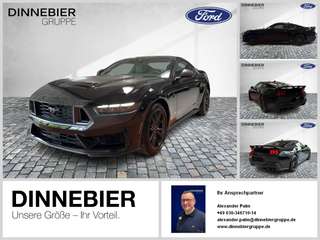 Schräge Frontansicht auf einen Ford Mustang , freigestellt