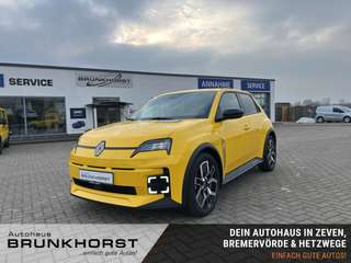 Schräge Frontansicht auf einen Renault 5 E-TECH , freigestellt