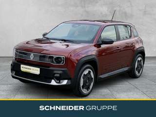 Schräge Frontansicht auf einen Renault 4 E-TECH , freigestellt