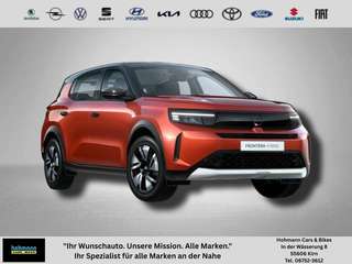 Schräge Frontansicht auf einen Opel Frontera , freigestellt