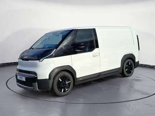 Schräge Frontansicht auf einen Kia PV5 Passenger , freigestellt