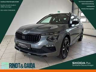 Schräge Frontansicht auf einen Skoda Kamiq , freigestellt