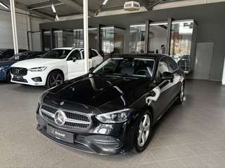 Schräge Frontansicht auf einen Mercedes-Benz C-Klasse , freigestellt