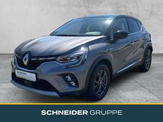 Schräge Frontansicht auf einen Renault Captur , freigestellt