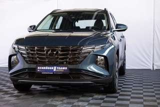 Schräge Frontansicht auf einen Hyundai Tucson , freigestellt