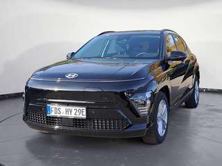 Schräge Frontansicht auf einen Hyundai Kona , freigestellt
