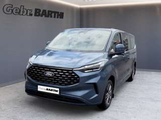 Schräge Frontansicht auf einen Ford Tourneo Custom , freigestellt