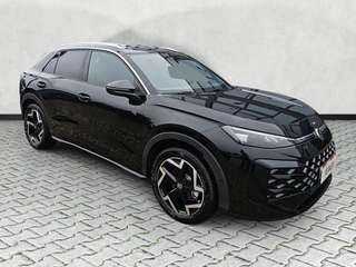 Schräge Frontansicht auf einen Volkswagen T-Roc , freigestellt