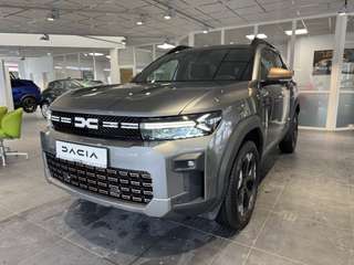 Schräge Frontansicht auf einen Dacia Bigster , freigestellt