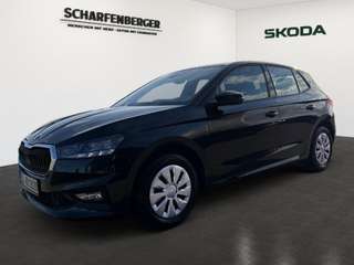 Schräge Frontansicht auf einen Skoda Fabia , freigestellt