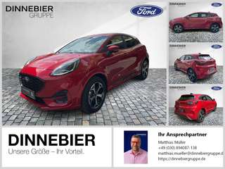 Schräge Frontansicht auf einen Ford Puma , freigestellt