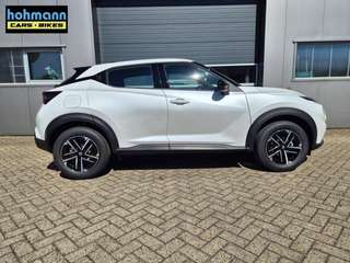Schräge Frontansicht auf einen Nissan JUKE , freigestellt
