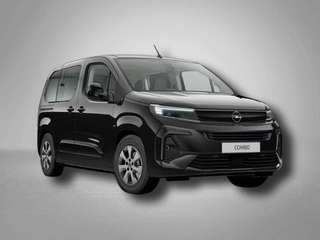 Schräge Frontansicht auf einen Opel Combo , freigestellt