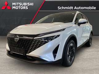 Schräge Frontansicht auf einen Nissan Qashqai , freigestellt