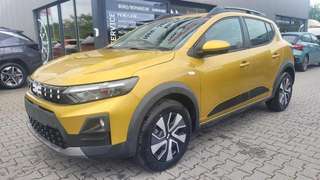 Schräge Frontansicht auf einen Dacia Sandero , freigestellt