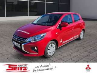 Schräge Frontansicht auf einen Mitsubishi Space Star , freigestellt