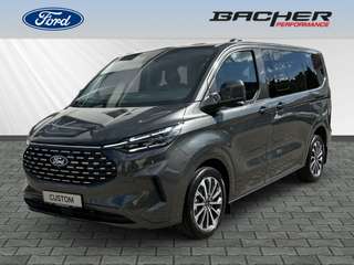 Schräge Frontansicht auf einen Ford Tourneo Custom , freigestellt