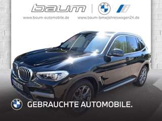 Schräge Frontansicht auf einen BMW X3 , freigestellt