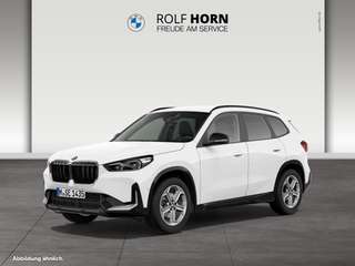 Schräge Frontansicht auf einen BMW X1 , freigestellt