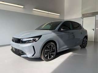 Schräge Frontansicht auf einen Opel Corsa , freigestellt