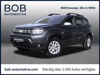 Schräge Frontansicht auf einen Dacia Duster , freigestellt