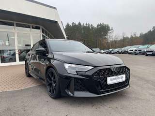 Schräge Frontansicht auf einen Audi RS3 , freigestellt