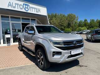 Schräge Frontansicht auf einen Volkswagen Amarok , freigestellt